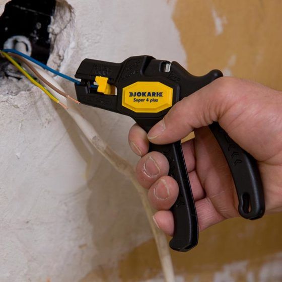 Automatische striptang met instelbare lengteaanslag en draadknipper