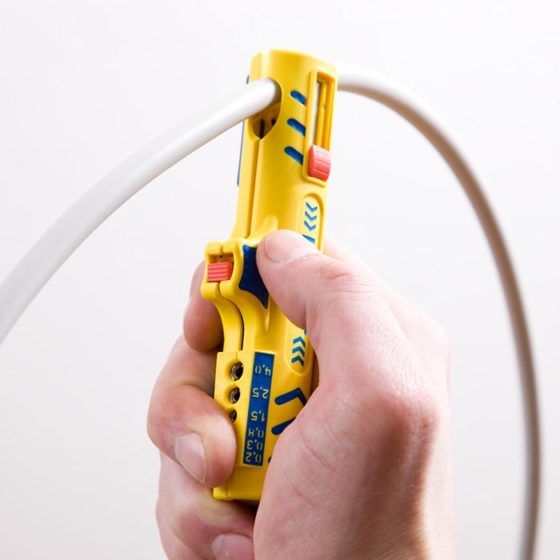 kabels strippen in elektra dozen