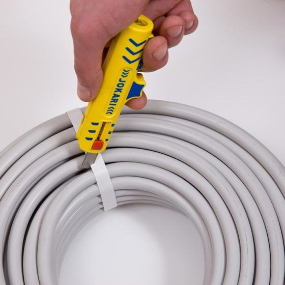 kabels strippen in elektra dozen